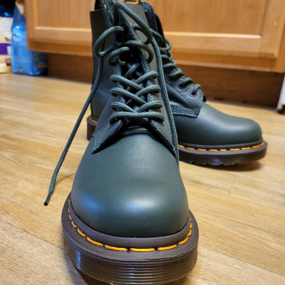 Women's Size 6 dr.Martins